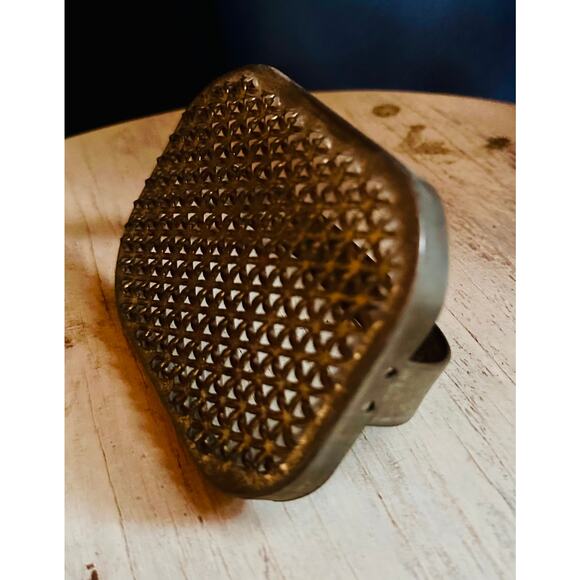 Antique Tin Hand-held Grater with unusual grater pattern, circa 1920 - Picture 9 of 9